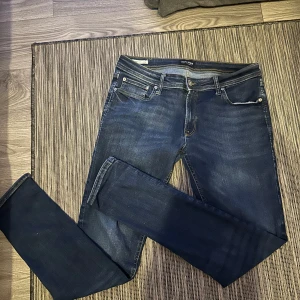 Jack & jones jeans - Riktigt fina jeans! bra skick och inga skador! Hör av er av intresse😆