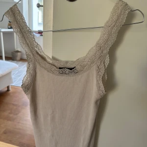 Krämvitt Rosemunde linne - Jättebra skick! Storlek S. Kan posta eller mötas upp i Stockholm 🌼