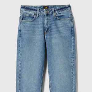 Lee Jeans - Ett par blåa raka jeans från lee, W25 L35 är storlekarna och dom heter coral, säljer då dom blivit för korta💙