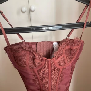 Korsett från Urban Outfitters - Storlek XS. Helt slutsåld, från Urban outfitters. Använd en gång 