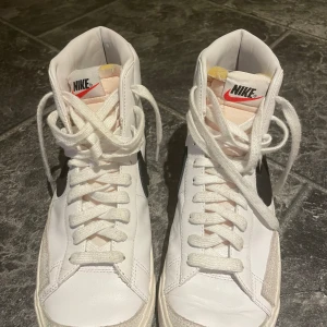 Nike blazer - Sköna blazers storlek 42,5 ny pris 1200 skick 8/10 pris kan såklart diskuteraras! skriv vid frågor 