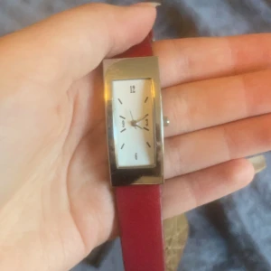 Röd klcoka - Röd avlång klocka (obs: Inget batteri i)