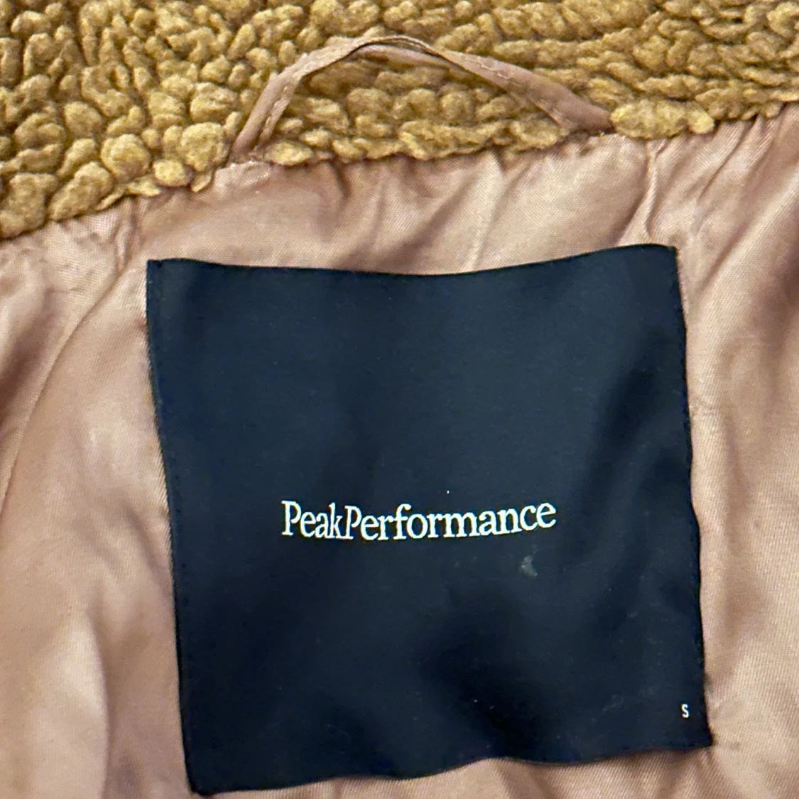 Brun teddyjacka från Peak Performance - 91