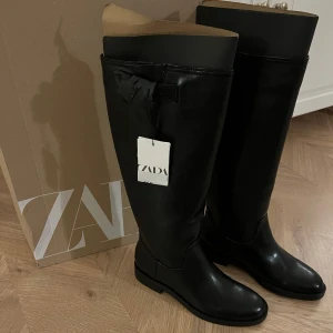 Höga stövlar - Stövlar från Zara. Aldrig använda, säljer pga att de är för stora och jag inte kan lämna tillbaka. Skriv för fler bilder ⭐️