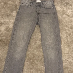 Grå jeans från Jack & Jones - Jag säljer ett par gråa jack & jones jeans för bra pris är andvänt fåtal gånger och är i storlek W29 L30      pris kan diskuteras 👍