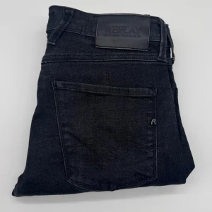 REPLAY ANBASS JEANS  - - Replay anbass jeans - Slim fit passform - Storlek 31/L32 - Nypris runt 1800kr -  Deluxecloset