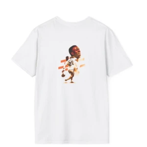 Alla storlekar - Vit t-shirt med ett tryck av en fotbollsspelare i aktion på baksidan. Perfekt för fotbollsälskare som vill ha en stilren och sportig look.