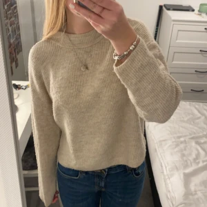 Beige stickad tröja från VERO MODA - Säljer min beigea stickade tröja från VERO MODA, storlek L men sitter som S/M (liten i storlek). Använd med omsorg, inga skavanker. Köparen står för frakten.