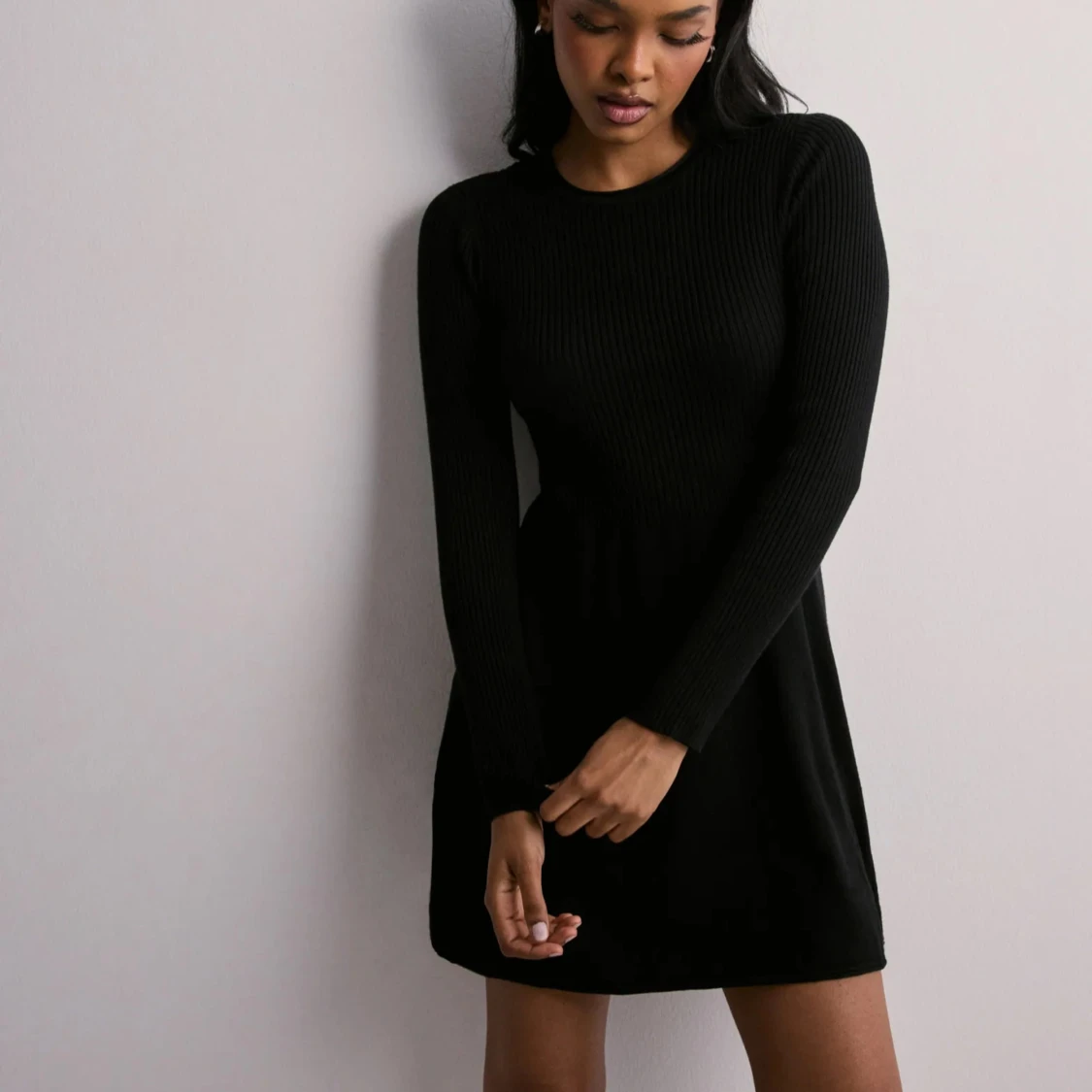 Svart ribbad klänning från Only M - 90
