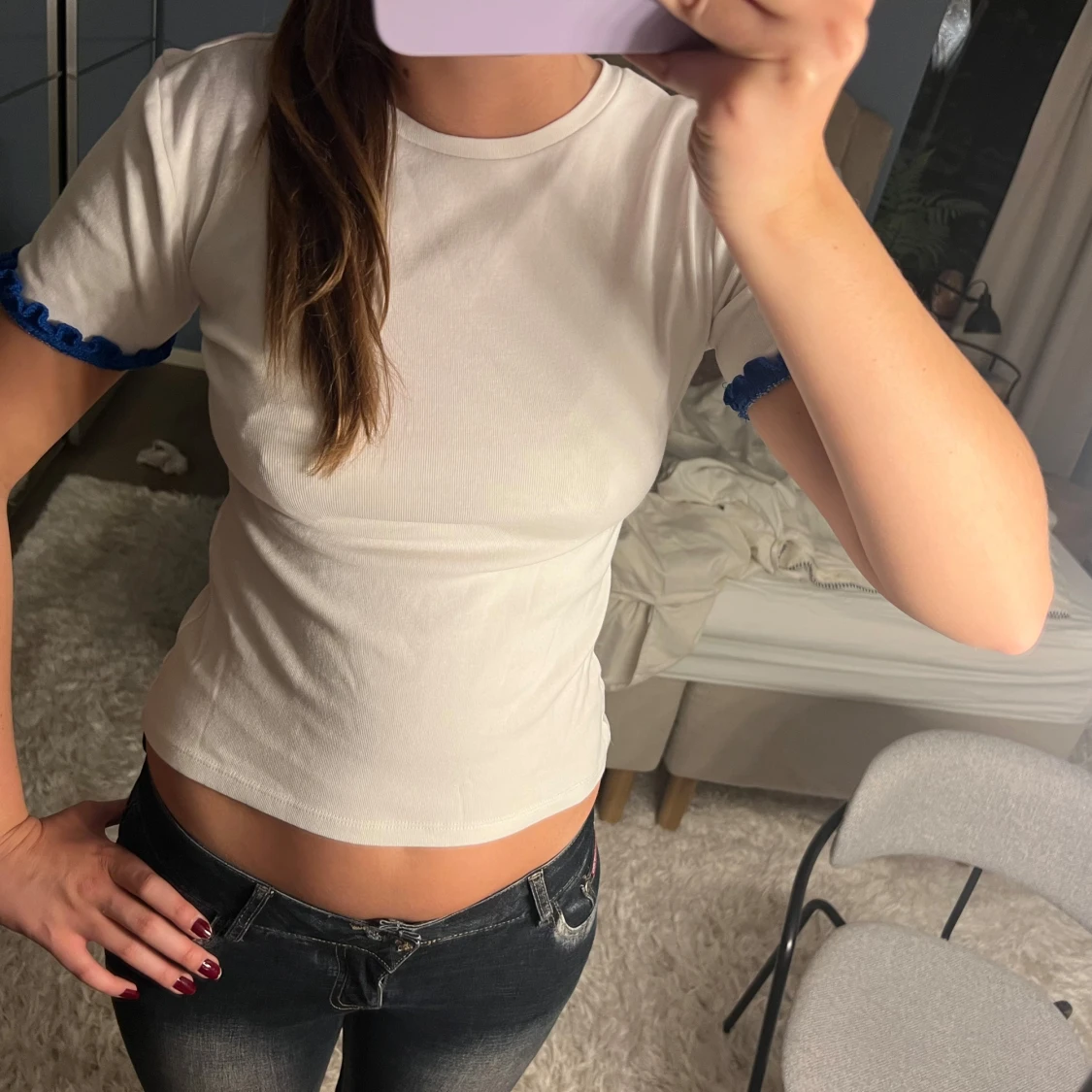 Vit kortärmad topp med blå detaljer