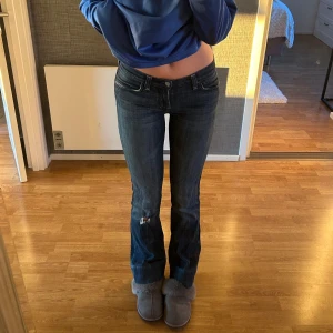 Lågmidjade bootcut jeans - Snygga 7 for all mankind bootcut jeans!! Vintage & köpta nyligen. Storlek 26! Jag brukar ha xs/s för referens. Passar någon som är under 170cm ☝🏼 OBS slitage längst ner på jeansen, inget som syns dock på eft de är ”under”