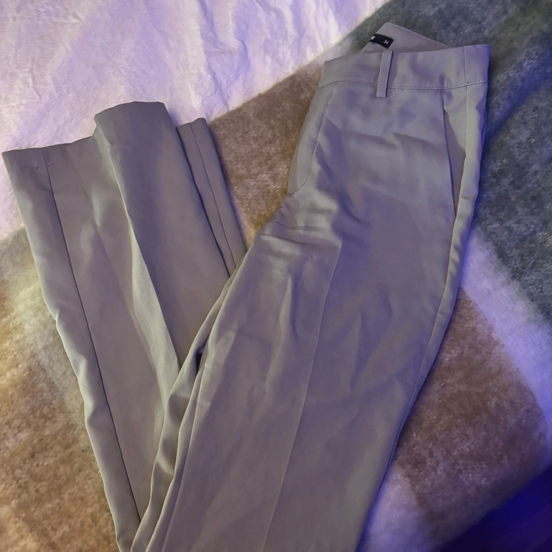 Gråa kostymbyxor  - 90