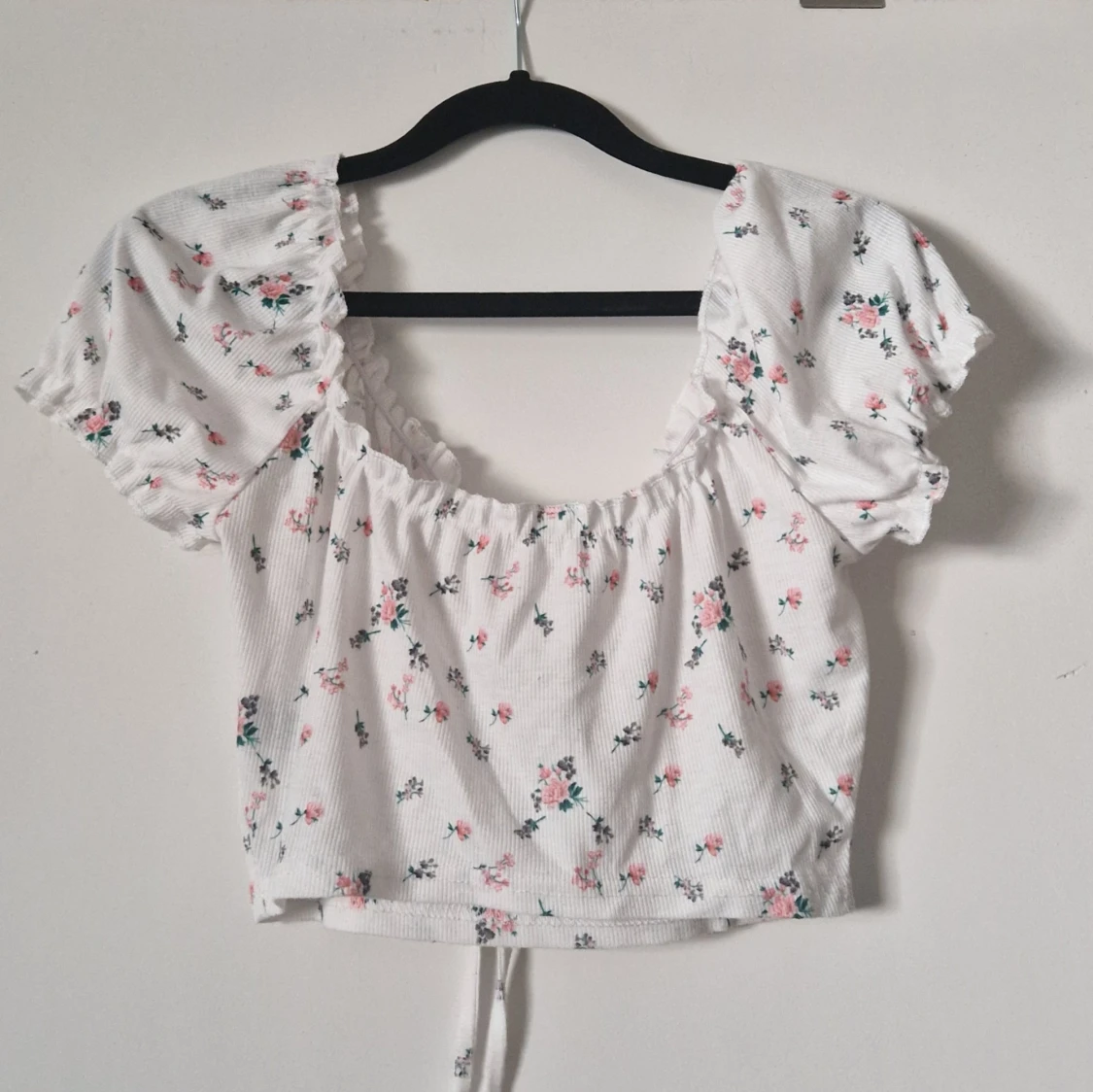 Vit blommig croppad topp - 90