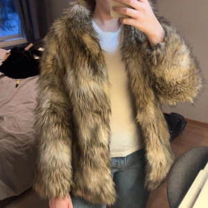 pälsjacka - Säljer en pälsjacka från H&M i storlek S. Köpt begagnad så inte jätte bra skick, tyckr den sitter som en XS