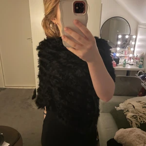 Svart poncho - En mysig fin pälsponcho, skriv för frågor💗