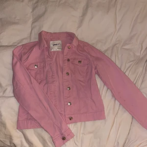 Rosa jeansjacka från ONLY - Rosa jeansjacka från ONLY med silverfärgade detaljer. Perfekt för vår och sommar!