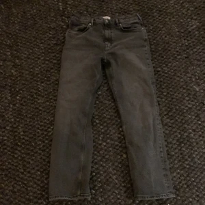 Gant jeans - Säljer ett par Gant jeans i gråsvart färg, storlek 158/164. Dessa jeans är i modellen Relaxed Fit, vilket ger en bekväm och ledig passform. De är nästan oanvända och i mycket fint skick. En stilren och mångsidig design som passar både till vardags och mer uppklädda tillfällen. Kontakta vid frågor/intresse😊  