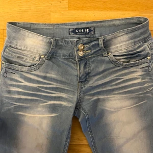 Ljusblå jeans från Gouse - Snygga ljusblå jeans från Gouse bootcut. De har en klassisk femficksdesign, snygg tvätt och coola sömmar på bakfickorna. Jag är 160 för referens! Skriv gärna om ni har några funderingar❤️