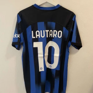 Lautaro Inter fotbollströja  - Helt ny re-plika fotbollströja med Lautaro på ryggen. Storlek Medium.