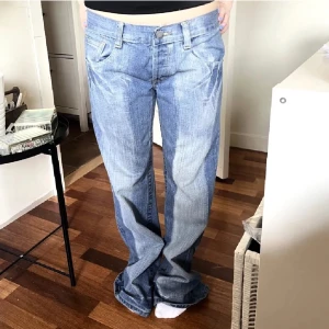 Jeans - Snygga raka jeans med en snygg tvätt. Midjemått 41 och innerben 85, skriv vid frågor.