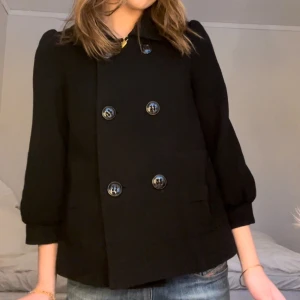 Trekvartsärmad jacka/kappa - Svart Trekvartsärmad jacka/kappa💕storlek 36💕