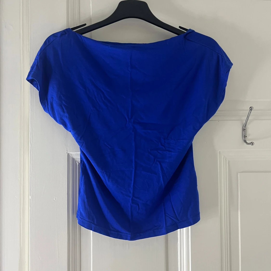 Blå  topp som är öppen i ryggen  - 90