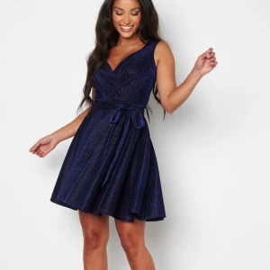 Mörkblå klänning! - Endast använd en gång! Tyvärr har snöret som håller fast knytet gått sönder, men det är inget som störs! Orginialpris: 799kr, köp för 399kr!💙