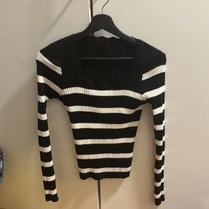 Svartvit randig ribbad tröja - Snygg svartvit randig tröja med ribbad struktur och långa ärmar. Perfekt för en stilren look med en skön passform. Den är ifrån Shein. Använd 2 gånger!!