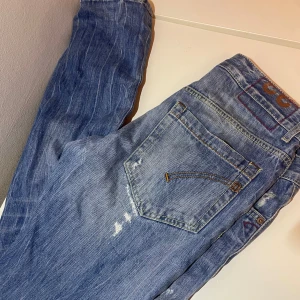 Dondup Jeans - 🔺Dondup Jeans.                                                              🔺Storlek 33.                                                                      🔺Skick 8/10.                                                                          🔺⚡️ Bra pris på dessa var snabba!