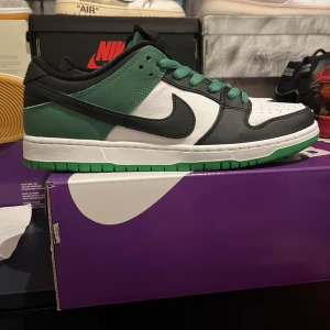 Dunk sb classic green 43 - Dunk sb classic green. Oanvända Storlek 43. Box och allt ingår. 1299kr  Kvitto finns på de. (Nike Jordans dunks adidas)