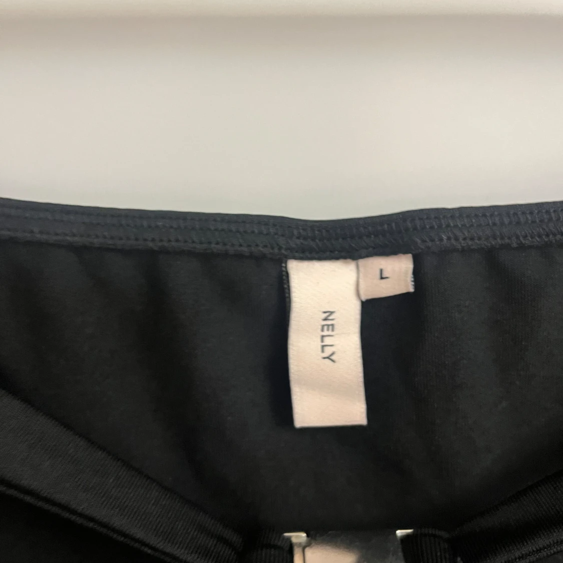 Svart långärmad topp från Nelly med silver detalj storlek:L - 91