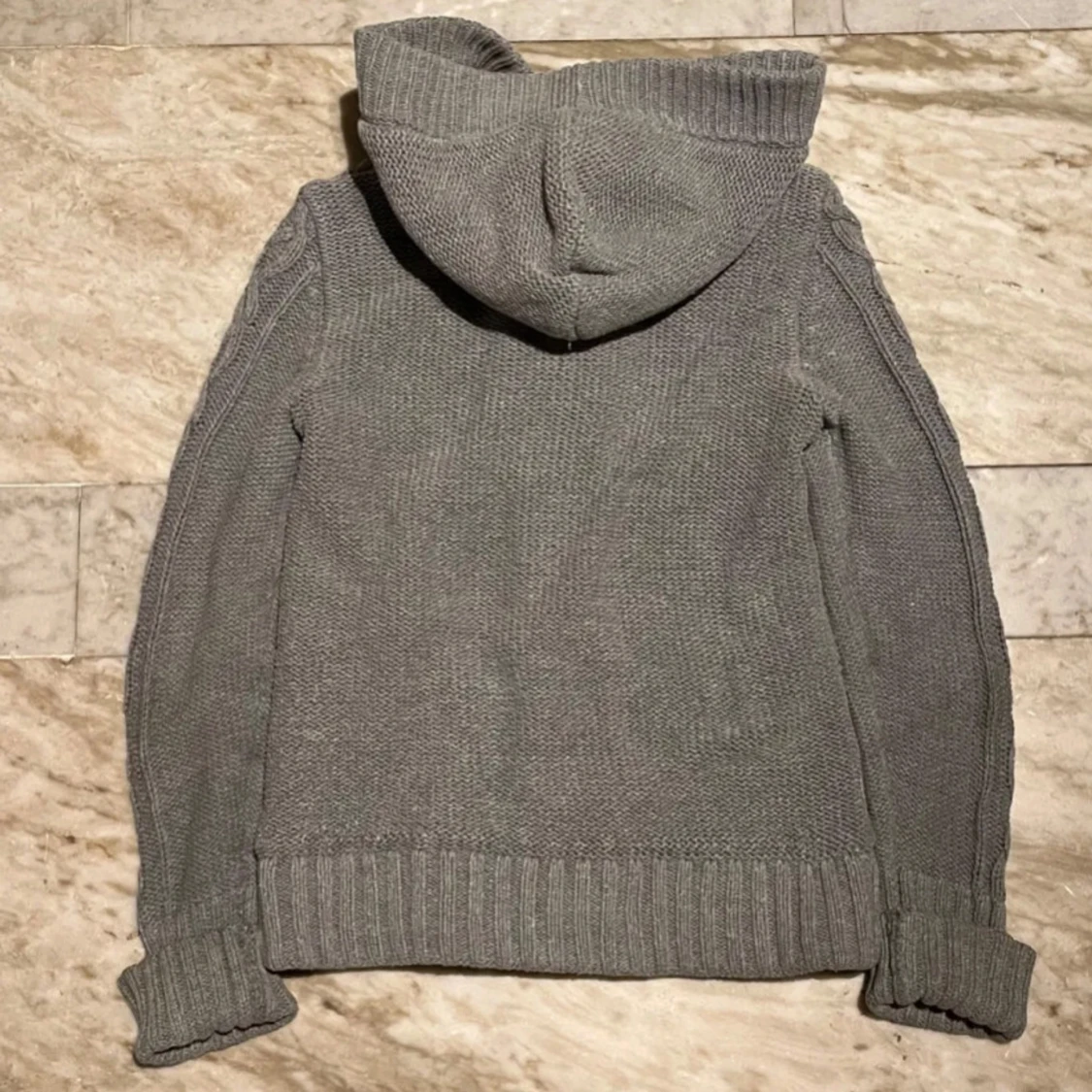 Grå stickad cardigan - 2