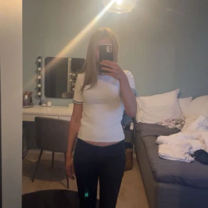 Vit zara t-shirt - Säljer dennna vita zara t-shirten med svarta randiga detaljer. Tröjan är i mycket bra skick. Pris går att diskutera 💗