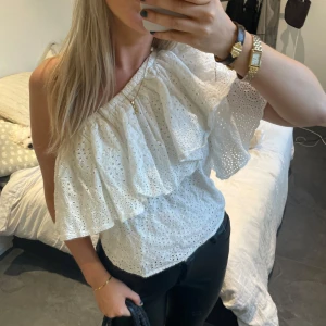 Volang topp med one shoulder  - Super snygg volang topp med en axel, väldigt exklusive 🤎🤎🍸