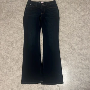 Mörkblåa jeans - Säljer ett par mörkblåa jeans med orange/gulaktig Söm. Superfint skick endast provade. 