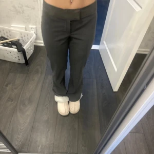 Grå byxor - Snygga grå byxor med rak passform. Perfekta för en stilren look. De har en enkel design utan synliga detaljer som knappar eller dragkedja.