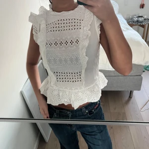 Vit blus med spetsdetaljer -  söt vit blus 