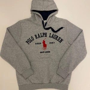 Unik Ralph lauren hoodie - Unik och rikigt fet grå Ralph lauren hoodie, den är i mycket bra skick utan hål slitningar eller liknande, skriv vid minsta fråga eller fundering💯👍
