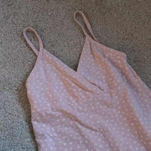 Söt klänning - Säljer denna söta klänning från brandy melville ❤️ onesize, passar xs/s. Knappt använd!