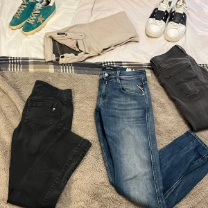  Flera Märkes jeans  - Säljer 4 par märkes jeans som bundle: ett par mörkgrås slim fit jeans från Dondup, ett par blå jeans från Replay i ekologisk bomull, och ett par handgjorda sandbyxor ifrån Italien och ett par ifrån Nudie Jeans Co. Dessa är Perfekta för olika tillfällen och stilar. nypris på alla jeans alla jeansen har längden 32 med lite olika midjemått. Dondup dock mindre än alla de andra. För mer info om dem. Kolla profilen.sammanlagt borde ligga på nånstans runt 5000 Kom med bud Nudie sålda