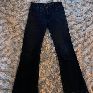 Mörkblå bootcut jeans från MiH Jeans - Snygga mörkblå bootcut jeans från MiH Jeans. Storlek 34/36🩷