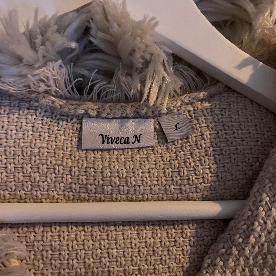 Beige stickad kofta från Viveca N - 90