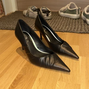 Zara klackskor - Svinsnygga klackskor från Zara i storlek 39. Använt dom få gånger men som är i superbra skick! Klacken är ca 4/5 cm🫶