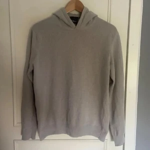 Oscar Jacobson Hoodie - Oscar Jacobson hoodie i kashmir. Riktigt bra skick, 9/10. Nypris: 1600. Säljer för endast 899. Säljer då den har blivit för liten för mig. Priset är ej hugget i sten.