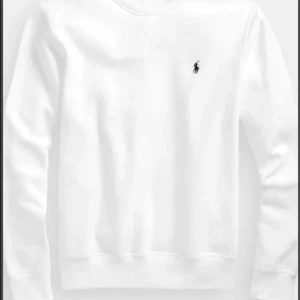 Vit tröja från Polo Ralph Lauren - Säljer en klassisk vit tröja från Polo Ralph Lauren med det ikoniska logotypbroderiet på bröstet. Tröjan har långa ärmar och en rund halsringning. Perfekt för en stilren och avslappnad look.