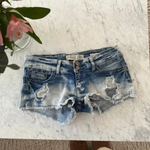 Jeansshorts från Simply Chic  - (FAST PRIS) Super coola tiedie shorts från Simply Chic från limited edition!! Snygga blå jeansshorts från Simply Chic med slitna detaljer och fransiga kanter. Passar Xs-S