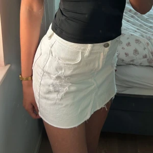 Vit kjol XS - Vit kjol ifrån Hollister storlek Xs. Bra skick.
