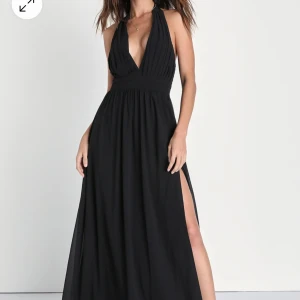 Svart långklänning med öppen rygg. - Elegant svart långklänning med djup v-ringad urringning och öppen rygg. Klänningen har en slits framtill och knytband i nacken för en stilfull look. Säljer min balklänning jag endast ha använd 1 gång. Den är precis som ny. Den är uppklippt passa dem som är 150-160 ungefär, beror på hur du vill ha längden. Köpte för 1700kr säljer för 1000kr. Skriv för egna bilder. 