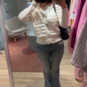 Diesel jeans  - Intresse koll på mina diesel jeans som e köpta i new york med limited edition design då dom skiftar lite i ljusrosa. Pris kan diskuteras, nypris: 2200