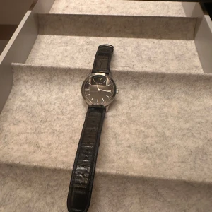 Guess Klocka - stilren klocka från Guess, med crocodil strap och start ur me silver ram